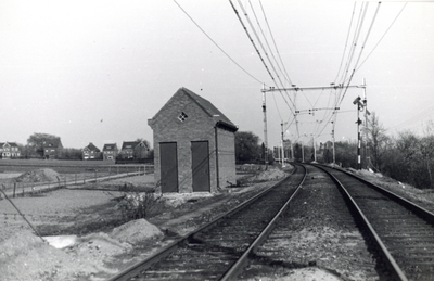 164330 Gezicht op een schakelstation van de N.S. voor de voeding van de bovenleiding langs de spoorlijn te Valkenburg, ...